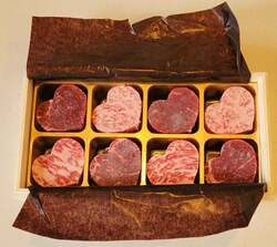  モト冬樹、妻・武東由美の知人から届いた誕生日プレゼントを公開「これスゴイ！」 