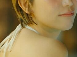 「この美女は誰？」夜のプールで大胆になるスレンダー美人タレントが電撃復活！真っ白な水着姿で登場し屋敷が大興奮「おかえり〜」