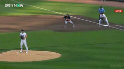 ベテラン38歳が走る！吉田正尚の同僚ターナー、投手が投げ始める前にスタートを切る“完璧なる盗塁”「おじさんやるやん」