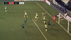 ハンドだろ！ 小久保玲央ブライアンも猛抗議…物議を醸す疑惑の判定「手には当たっていました」スタジアム騒然