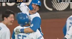 胸アツすぎる光景！奇跡のサヨナラ打→水野&万波の“ジャンピングハグ“シーンが話題「泣ける」「めっちゃ嬉しそうw」