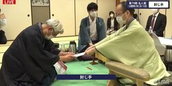 注目の第3局 形勢互角のまま1日目が終了 渡辺明名人が54手目を封じ手／将棋・名人戦