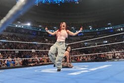 「首大丈夫？」人気日本人女子レスラー、決死ダイブ後の無事を“美アップ自撮り”で報告…祭典に向け決意の長文投稿に多くのエール集まる