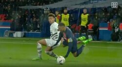 危険プレーに批判殺到！「退場させろよ」「死ぬだろ…」怪物エムバペが爆速ドリブル→背後から殺人タックルで吹っ飛ばされた瞬間　もはや交通事故レベルの超危険プレー