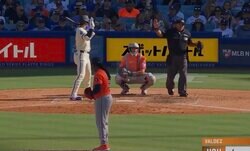 何か投げ込まれた？ 大谷翔平の打席でハプニング…“まさかの光景”「なんやあれ」 突如プレーが中断… ファン騒然「珍プレー行き」