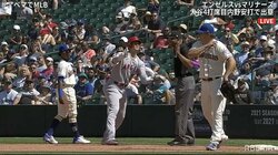 大谷翔平、突然の“ハグ”に現地中継も注目 ファンも「審判が羨ましい」「動きがかわいい」
