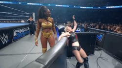 「大きさが違いすぎる」次世代スター巨漢女子が“年齢不詳”美女レスラーを蹂躙…圧倒的体格差にファン同情