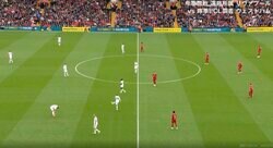 一体、何が起きてるんだ？ スタジアム騒然！試合がはじまらない… 選手も観客もザワつきはじめた 審判に起きたトラブルでスタートが遅れる珍プレー