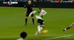 批判はねのけて逆襲開始！「エグいな」「ゴラッソすぎる！」 DF4人をブチ抜く強烈ゴールを叩き込んだ瞬間　リバプールの悪童FWが完璧なコントロールショット