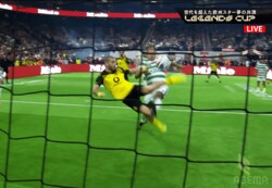 45歳が衝撃弾！元ドルトムントFWが“神業ジャンピングボレー”を炸裂「現役級ゴラッソ」「ペトリッチえっぐ」ファン大興奮