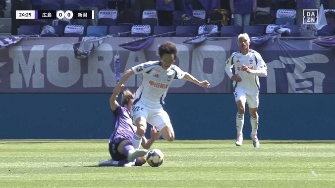 「カード出せや」「危険すぎる」後ろからガッツリの“デススライディング”炸裂もノーカード判定でファン不満爆発「残り足で挟んでるやん」 2枚目