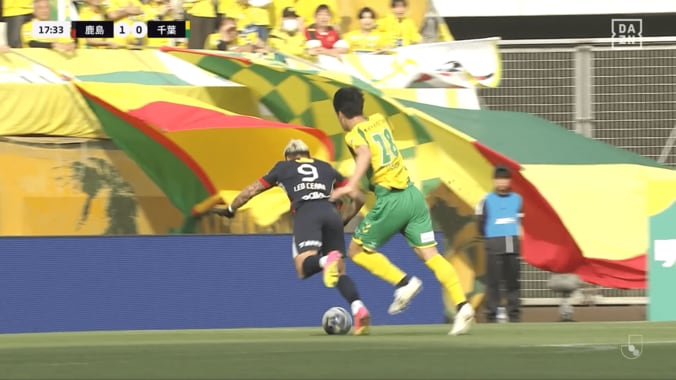 「後ろから押してるやん」鹿島vs千葉の“PKなし判定”が物議！「ちょっとダイブ気味？」「VARで見てよ」ファン騒然の微妙な接触 3枚目