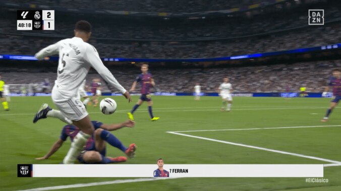 クラシコで物議のPKジャッジ！「手が動いてる」「どうみても不回避」VARハンド判定にバルサDFが唖然…SNSで論争勃発「ルールが難しい」 5枚目