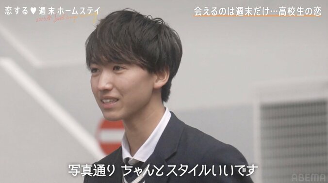 美脚すらり！スタイル抜群の清楚系女子高生の登場に高3男子は大興奮「学校でこの後ろ姿みたら絶対気になっちゃう」『恋ステ 2023春～Sweet Orange Memory～』#1 3枚目