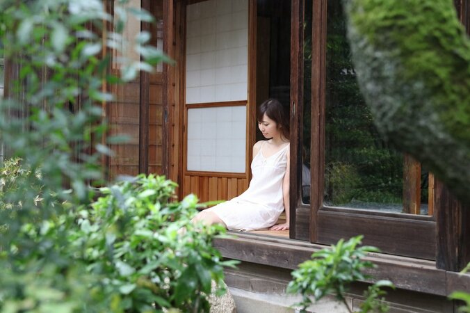 「水着ナシ、昭和家屋で…」塩地アナが妖艶すぎて妄想が止まらない　新感覚グラビア番組『といき』放送決定 2枚目