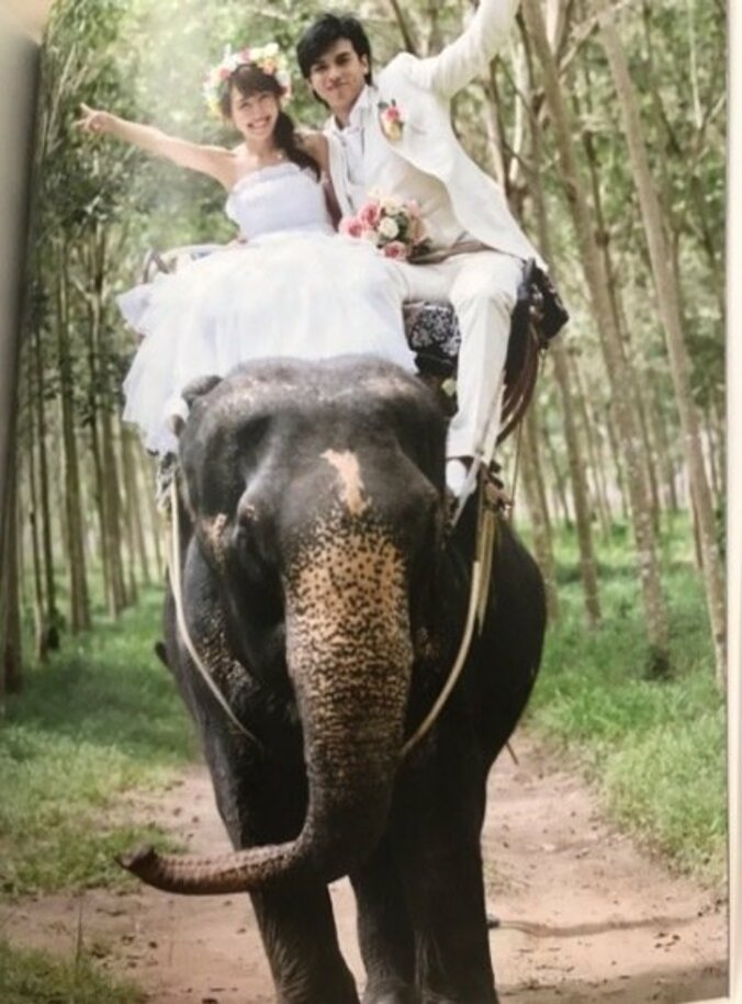 アレク、妻・川崎希とのフォトウェディング公開　象に乗ったラブラブ写真に反響 3枚目