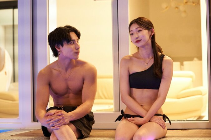 足立梨花似のIT企業人事美女、スレンダーなボディが際立つ大胆な水着オフショットを一挙公開 2枚目