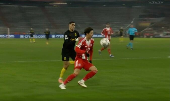 「イヤらしいな」伊藤洋輝、背後から吹っ飛ばされる→ファウルを誘う“技アリ守備”「落ちついてる」数的不利を救う”完璧カバー” 4枚目