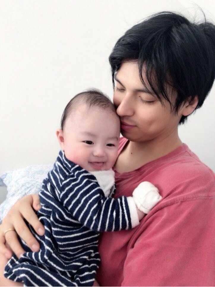 アレク、息子の首がほぼ座る「楽しく成長しましょうね」