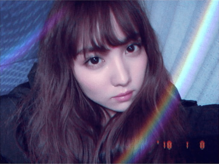石川恋、ハマリ中の“虹フィルター”自撮り写真に反響　E-girls楓との2ショットも披露