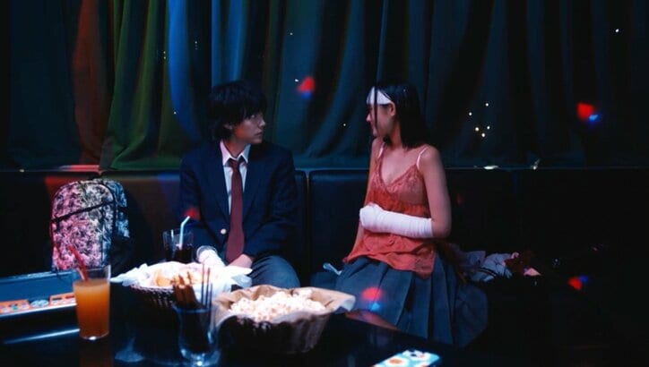 下着姿でまたがり、きわどい写真を撮影「浮気したらSNSにのっけるから」既成事実を無理やり作る女子高生が怖すぎる『泥濘の食卓』