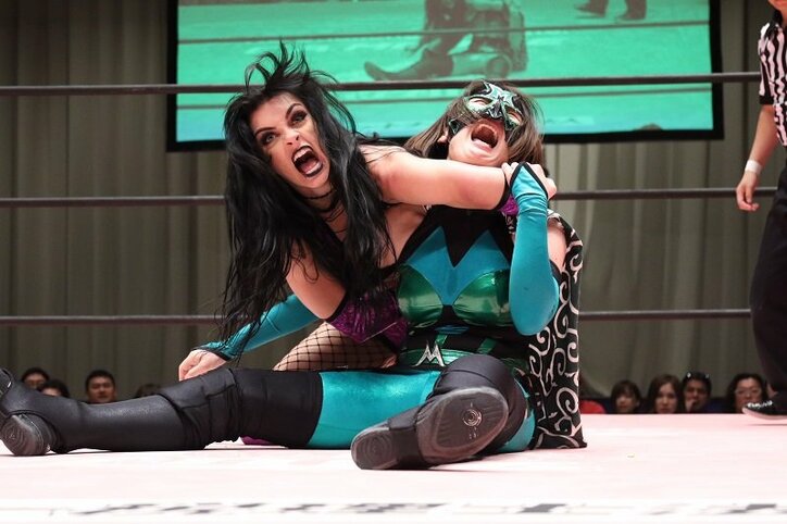 挨拶がわりの“舐め回し攻撃”！激闘を制した山下、プリシラからの挑戦受諾