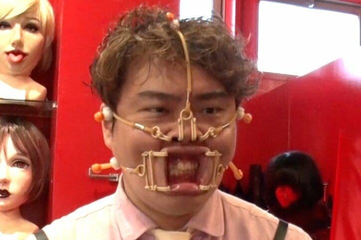 マユリカがSMショップで大はしゃぎ！ 顔面拘束着を装着したまま伝言ゲームに挑戦