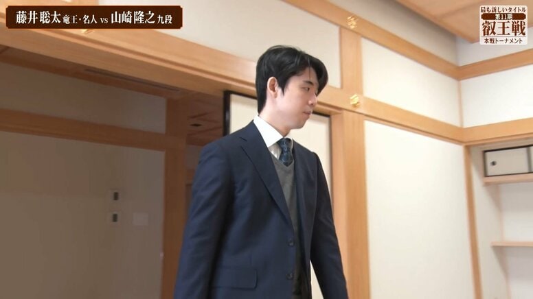 藤井聡太竜王・名人、新年初対局に「リュック×スーツ」で降臨！山崎隆之との一戦で魅せた“激レア”姿にファン悶絶