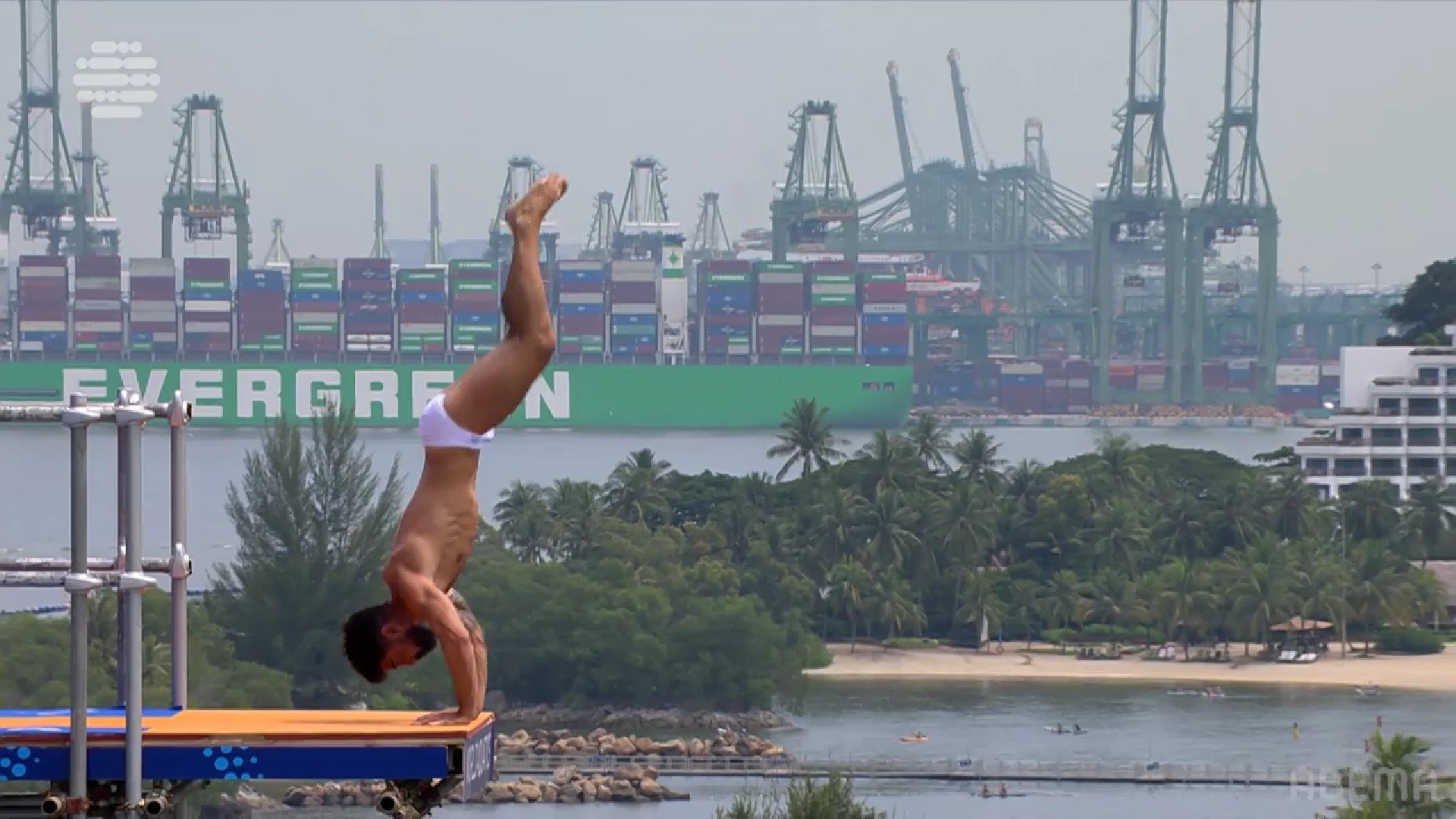【映像】9階の高さで逆立ち→腕がブルブルッ