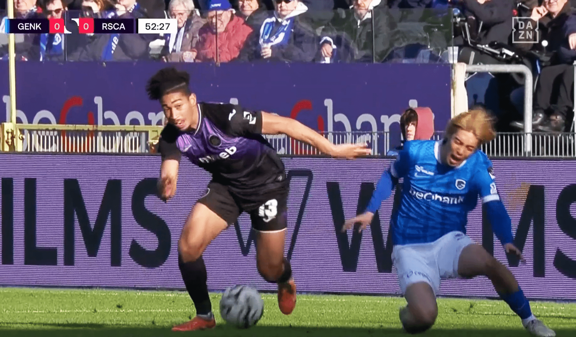 右足を削られ苦悶する伊東純也