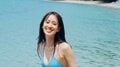 日向坂46佐々木久美、鮮やかなブルーの水着カットが解禁 1st写真集の第3弾先行カット