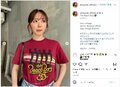 鈴木愛理、“古着Tシャツ”私服コーデを披露し反響「波乗りポーズもかわいい」「スタイル良すぎ」
