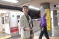 「『はじめてのおつかい』みたい」草なぎ剛が1人で地下鉄に乗る姿にほっこり