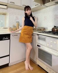 ファーストサマーウイカの“団地妻”風ショットに「裸足がたまらん」「めっちゃ可愛い」と歓喜の声