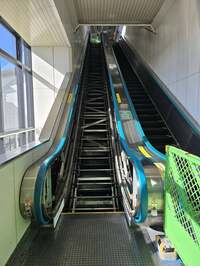 テツandトモ　トモ『エスカレーターの中が！ 』