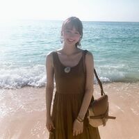 高田秋、与論島の浜辺でキュートに微笑む写真に反響「海より綺麗」「絵みたいにカワイイわ」