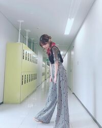 柏木由紀、珍しいパンツスタイルを公開しファン絶賛「スタイル抜群で可愛い」「脚長すぎませんか」