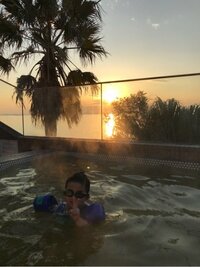 杉浦太陽『真冬のプールだぁ～夕日綺麗^ ^』