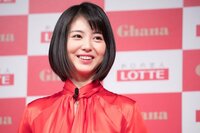 浜辺美波、聖子ちゃんカット＆セーラー服姿が「可愛過ぎ」と話題に
