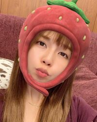 「どうしよう可愛すぎる」「天使か！」宇野実彩子、苺に変身したセルフショットを公開しファン悶絶