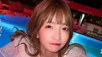 大食いアイドル・もえあず、ナイトプールで水着姿を披露