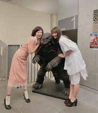 内田理央、高岡早紀＆ガメラのオブジェとの3ショット公開「ガメラが羨ましい」の声