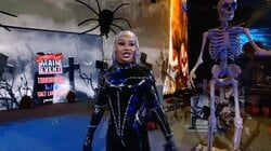 ムキムキすぎる女子レスラー、大胆ハロウィンコスプレ“2連発”の大サービス…女版“パニッシャー”コス→ピチピチラバースーツ姿を披露