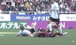 波紋！ 大迫勇也が“顔面に肘”で悶絶…ホイブラーテンと激しい肉弾戦「カードでしょ」「正当にボールに行ってる」ファンの意見が割れた瞬間