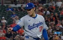 イジってる？ 大谷翔平、“謎のジェスチャー”が話題に「煽り？w」「笑ってるやん」降板時に相手選手に絡んでしまう「最高すぎるw」