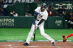 大谷翔平、初出場のWBCでも”ショータイム” 二刀流先発を援護するタイムリーツーベースに「1安打ピッチングにフェン直とか意味わからん」
