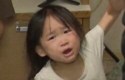 “1男8女のシンママ大家族”おしめ姿で駄々をこねる6女（4歳）に、父親代わりの長女（15歳）が愛の鞭