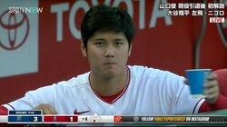 現地中継も興奮が冷めない？前日好投の大谷翔平、ベンチでのもぐもぐ＆笑顔に超ズーム「カメラ目線好きww」「癒し谷」