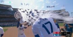 もはや事故レベル！ 大谷翔平に一体、何が起こったのか…！？ 劇的サヨナラヒット直後のチームメイトのリアクションが話題に　ファン騒然「かけすぎだろw」「こっちまで嬉しくなる」