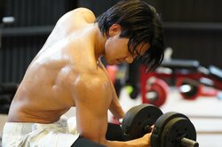 鋼のボディにじんわりと滲む汗…武知海青のストイックなトレーニング姿が美しすぎて視聴者歓喜「ハオウ肉体美」「肩の筋肉やばすぎ」